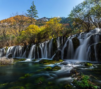 У водопадов парка Цзючжайгоу