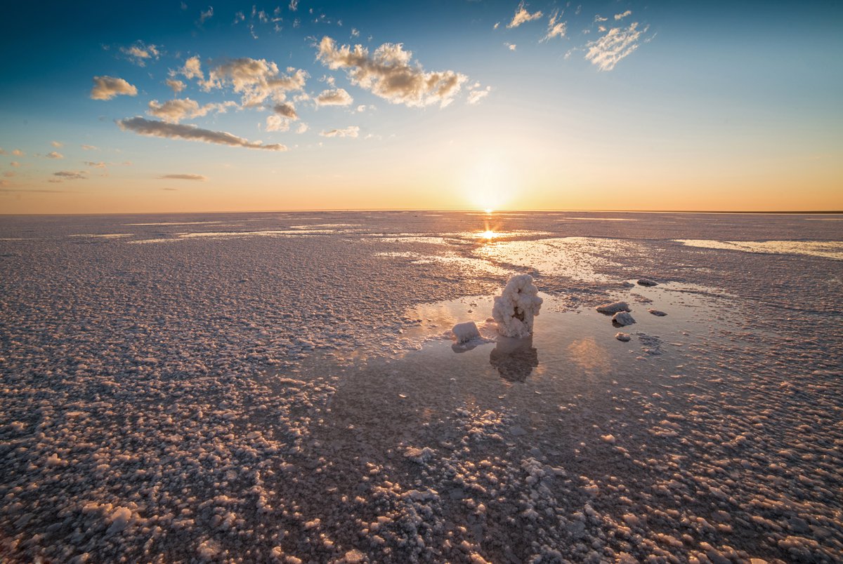 Закат над соленым озером