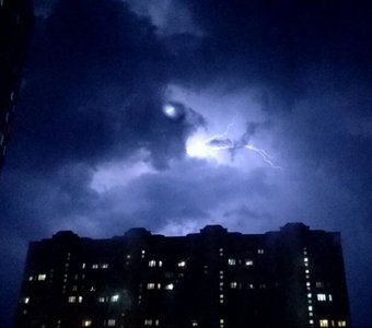 Необычная вспышка молнии в Калуге