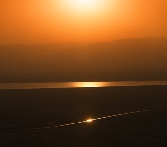 Восход . Крепость Масада. Восходит солнце на Иорданской стороне..