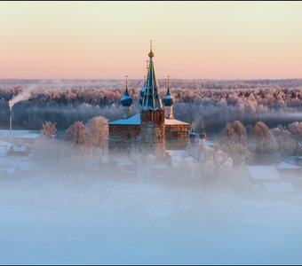 Дым из трубы, морозный рассвет