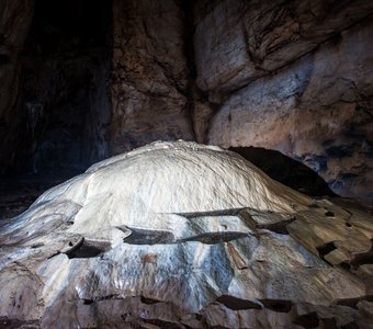 Гигантский Сталагмит в пещере Сумган-Кутук