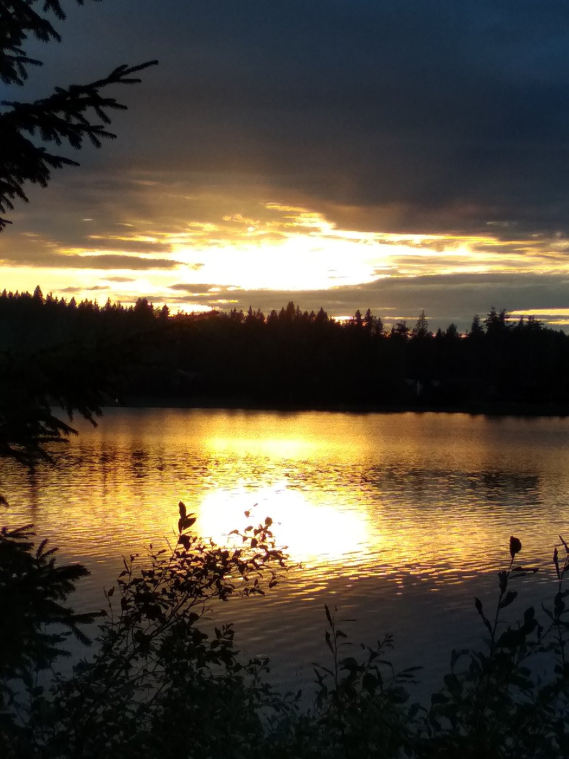Закат на берегу озера