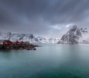 Норвежский пейзаж с кабинами и горой