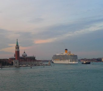 Проход круизного лайнера в Венецианской лагуне.