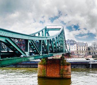 Frankfurt's love lock bridge