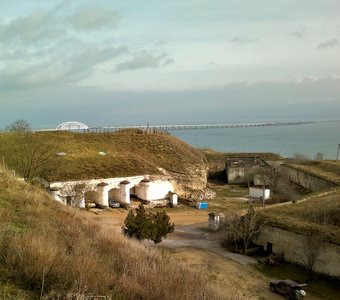 Старинная крепость и новый Крымский мост