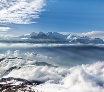 Снежные пики в густых облаках. Национальный парк Лангтанг. Непал