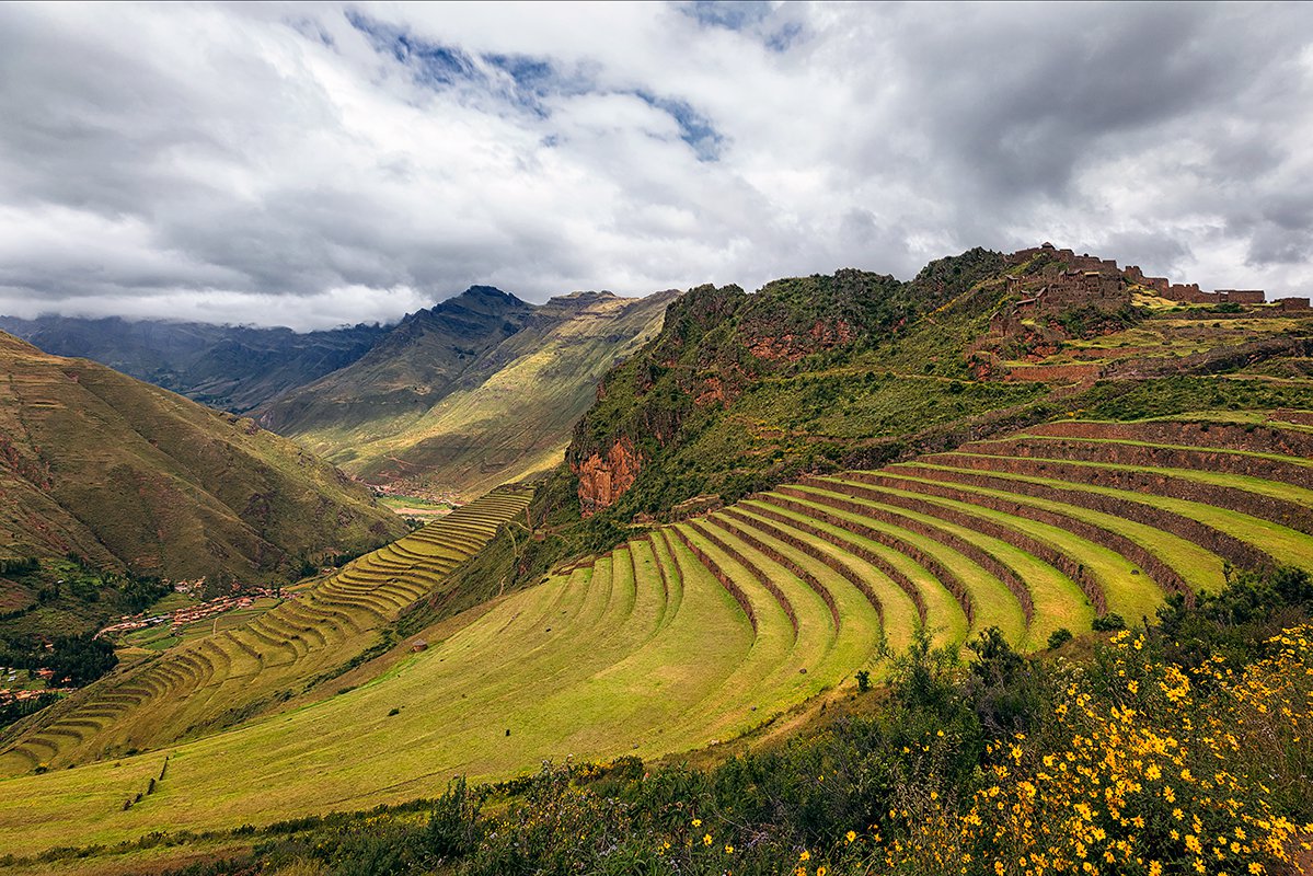 Осенние террасы города Писак в священной долине инков, Перу