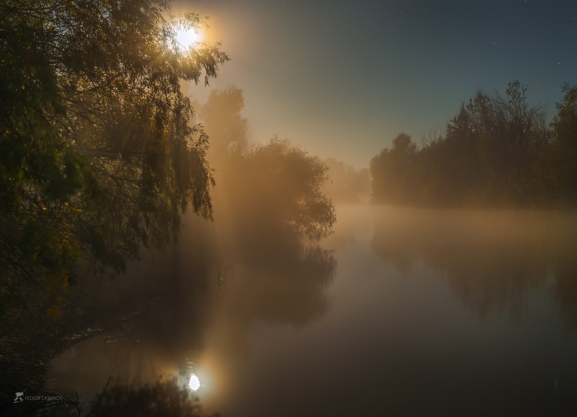 1 месяц в озере. Фёдор Лашков фотограф река. Туман река ночь. Ночная река туман. Вечерний туман над рекой.