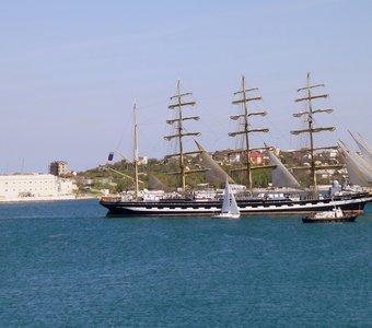 Барк "Крузенштерн" входит в Севастопольскую бухту