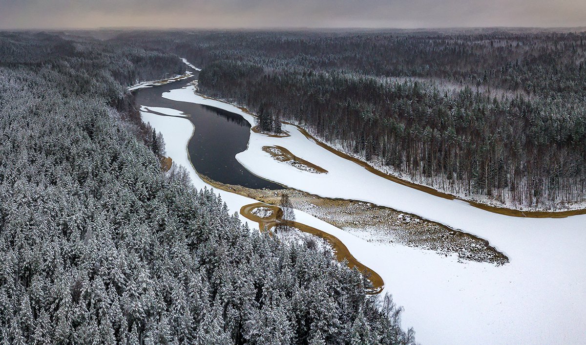 Зима тщетно пытается закрыть застёжку "молнию" реки Шуя в Карелии