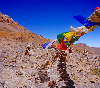 Традиционные буддийские флаги на высокогорном Гималайском перевале
