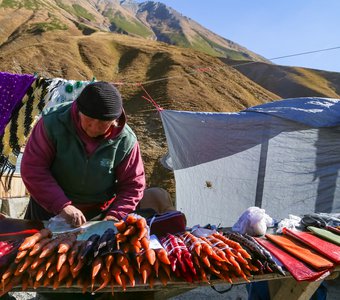 Продавщица чурчхелы в горах Грузии