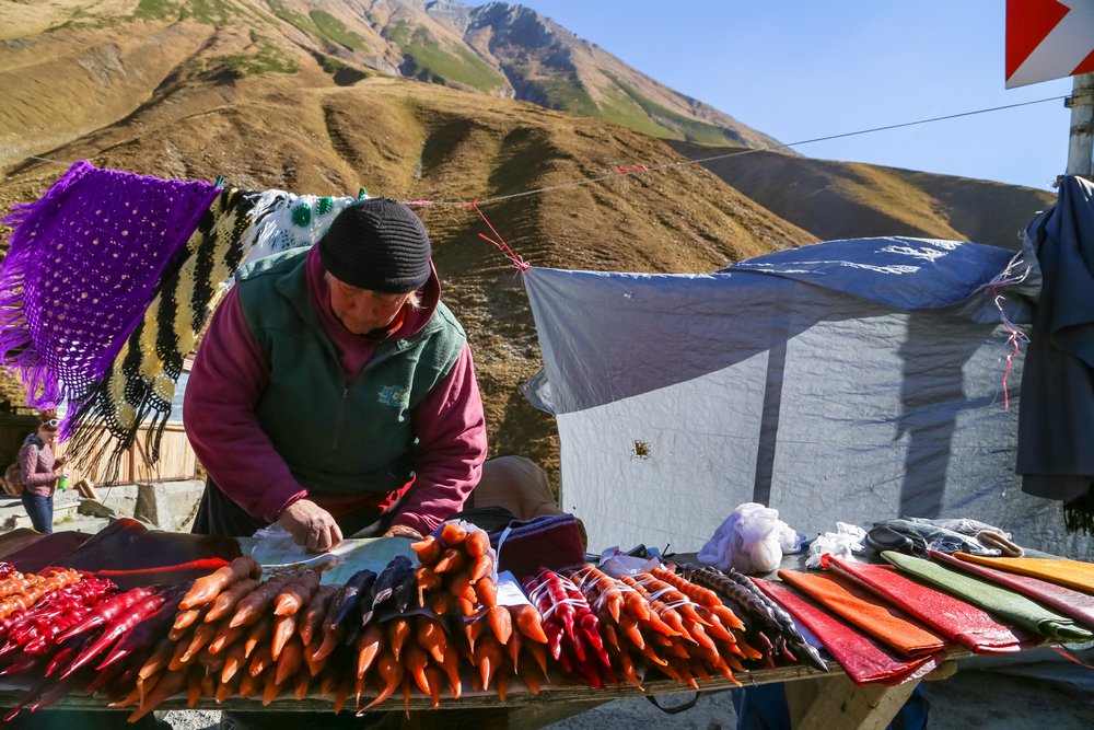 Продавщица чурчхелы в горах Грузии