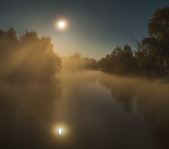 Сонная река, яркая луна