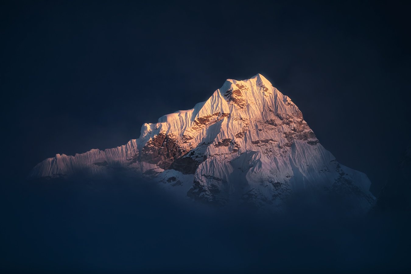 ЕЕ ВЕЛИЧЕСТВО АМА ДАБЛАМ (Непал, район Эвереста)