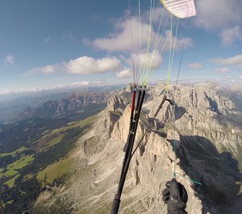 Полет на параплане над Доломитовыми Альпами, Италия