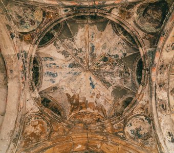 Купольный свод над одной из дверей собора Баграти