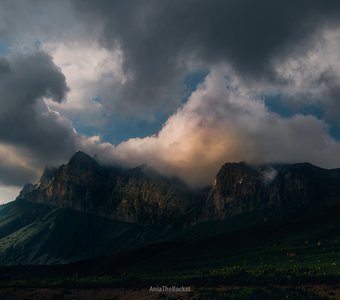 Облако с внутренним светом на перевале Актопрак