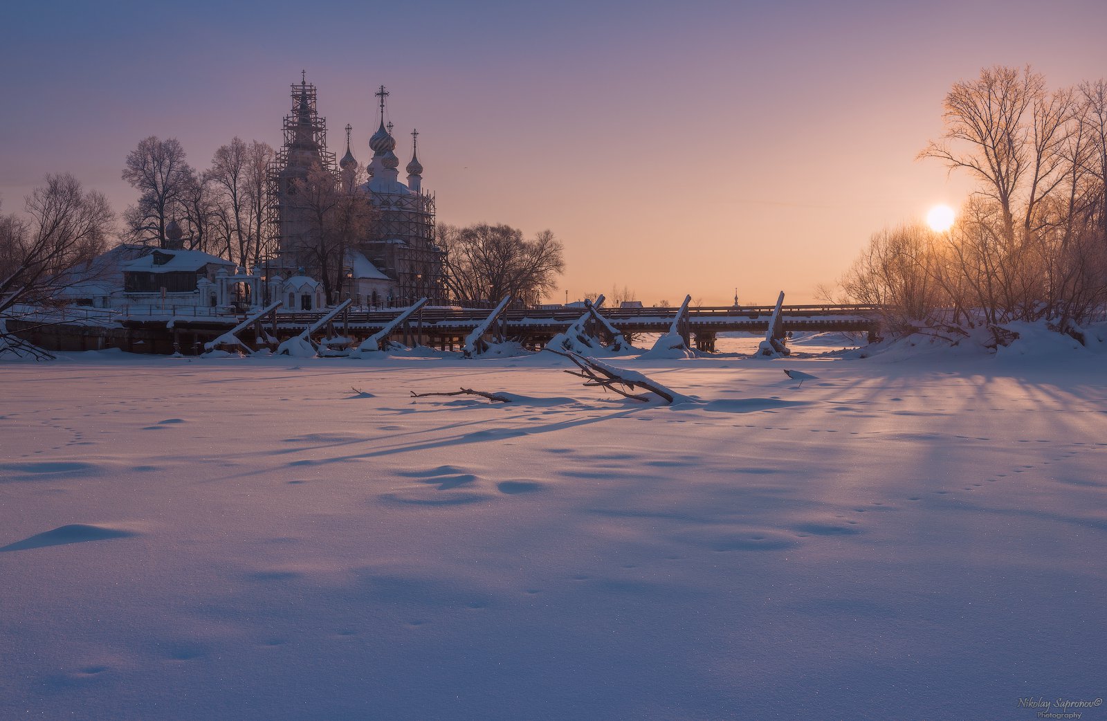 "Мост через Тезу зимним утром"