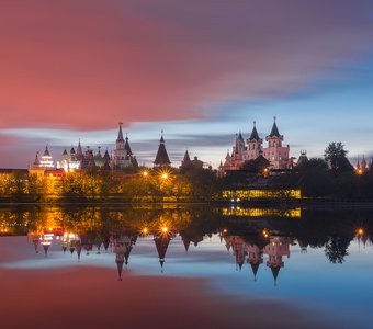 Красочный закат над Измайловским Кремлём .