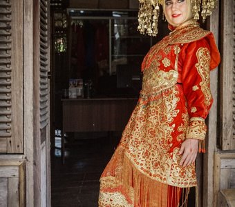 Традиционный свадебный костюм каро для невесты-мусульманки на Суматре.