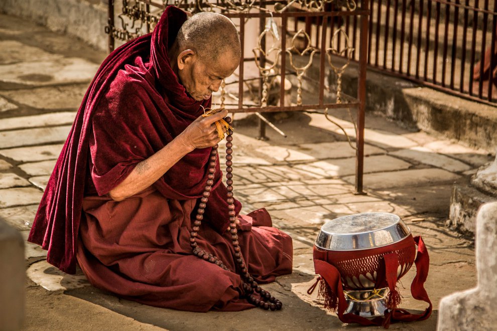 Буддийский монах на молитве