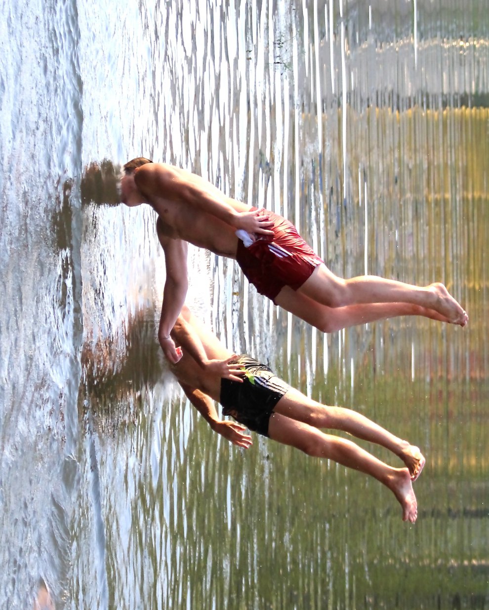 Почему вода прыгает. Прыжки в воду. Человек прыгает в воду. Прыжок солдатиком в воду. Прыжок щучкой в воду.