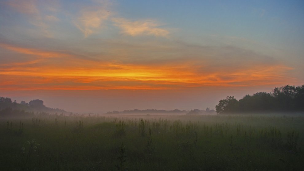 Hotylevo. Sunrise on meadow
