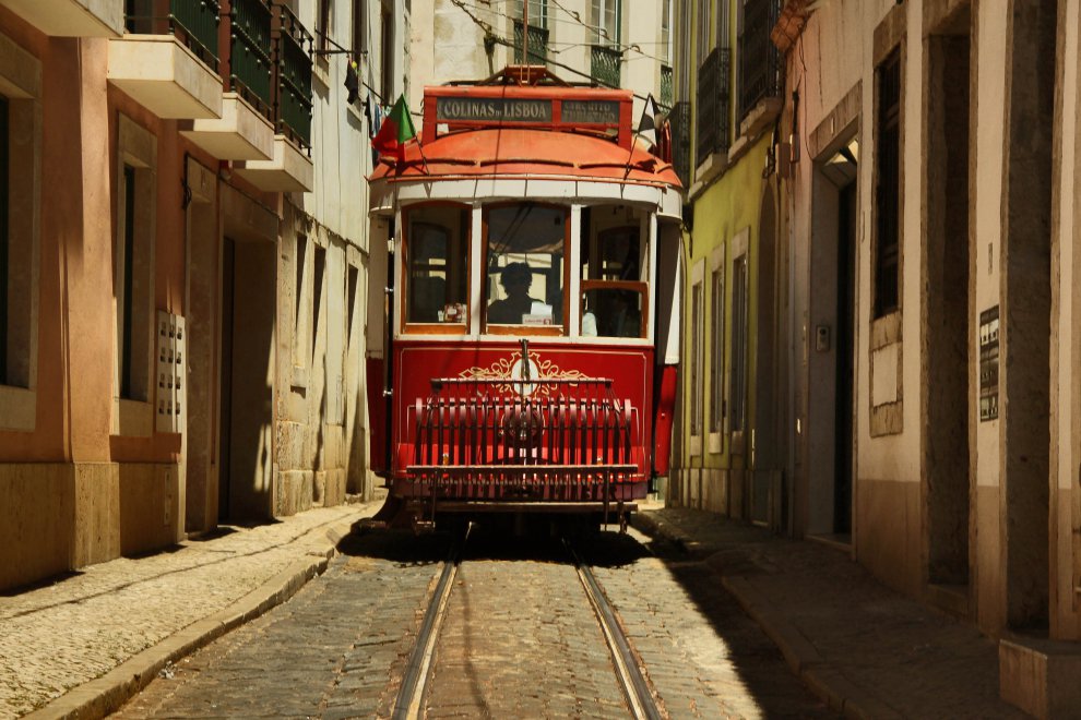 на узких улочках Лиссабона