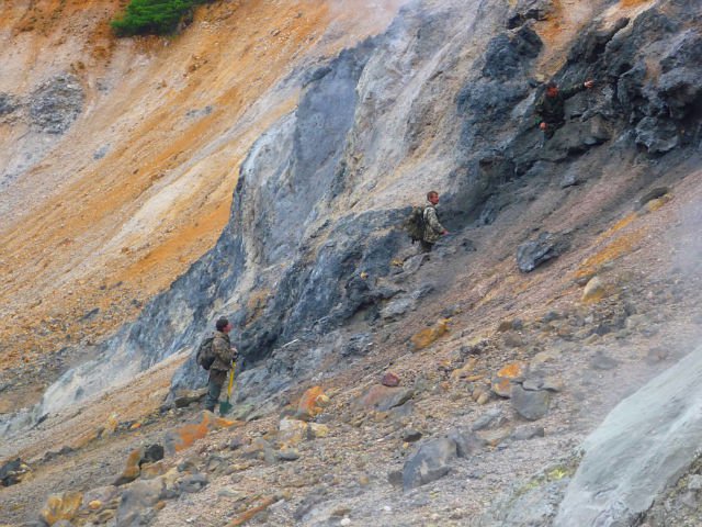 Геологи на вулкане Менделее