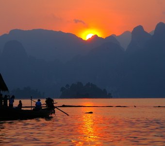 Рассвет на озере Чео Лан.