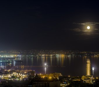 Луна над бакинской бухтой