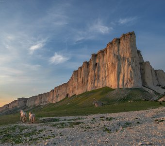 Белая скала (Ак-Кая) на закате