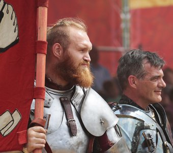 Участники рыцарского Турнира святого Георгия, рыцарь Андрей Камин и рыцарь Марк Амель.