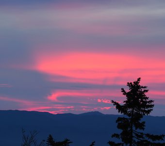 Закат на фоне гор