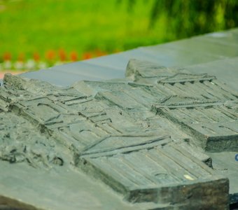 Гранитное надгробие «Неизвестному солдату Курской земли» на братской могиле.