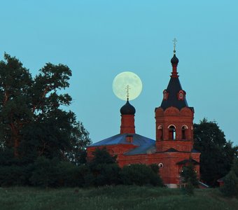 Восход Луны над Храмом Дмитрия Солунского