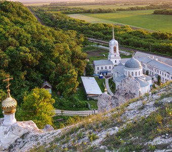 Свято-Успенский Дивногорский монастырь на закате
