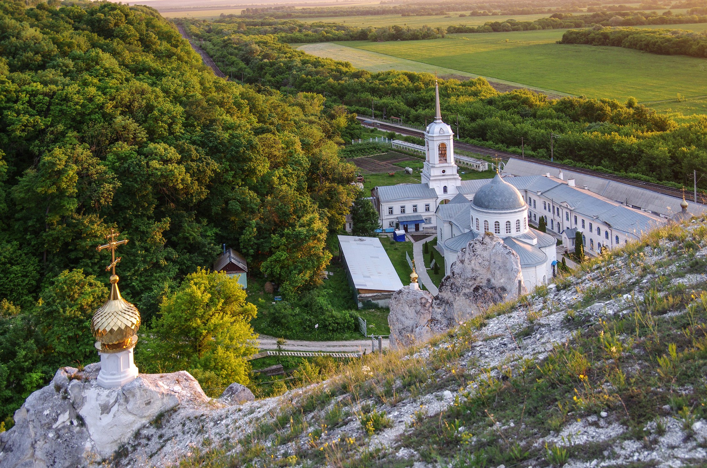 Свято-Успенский Дивногорский монастырь на закате