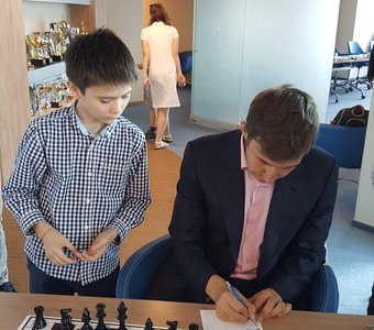 Султон Урдашев с гроссмейстером Сергеем Карякиным