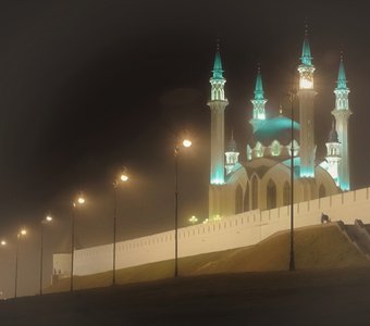Казанский кремль в ночном тумане.