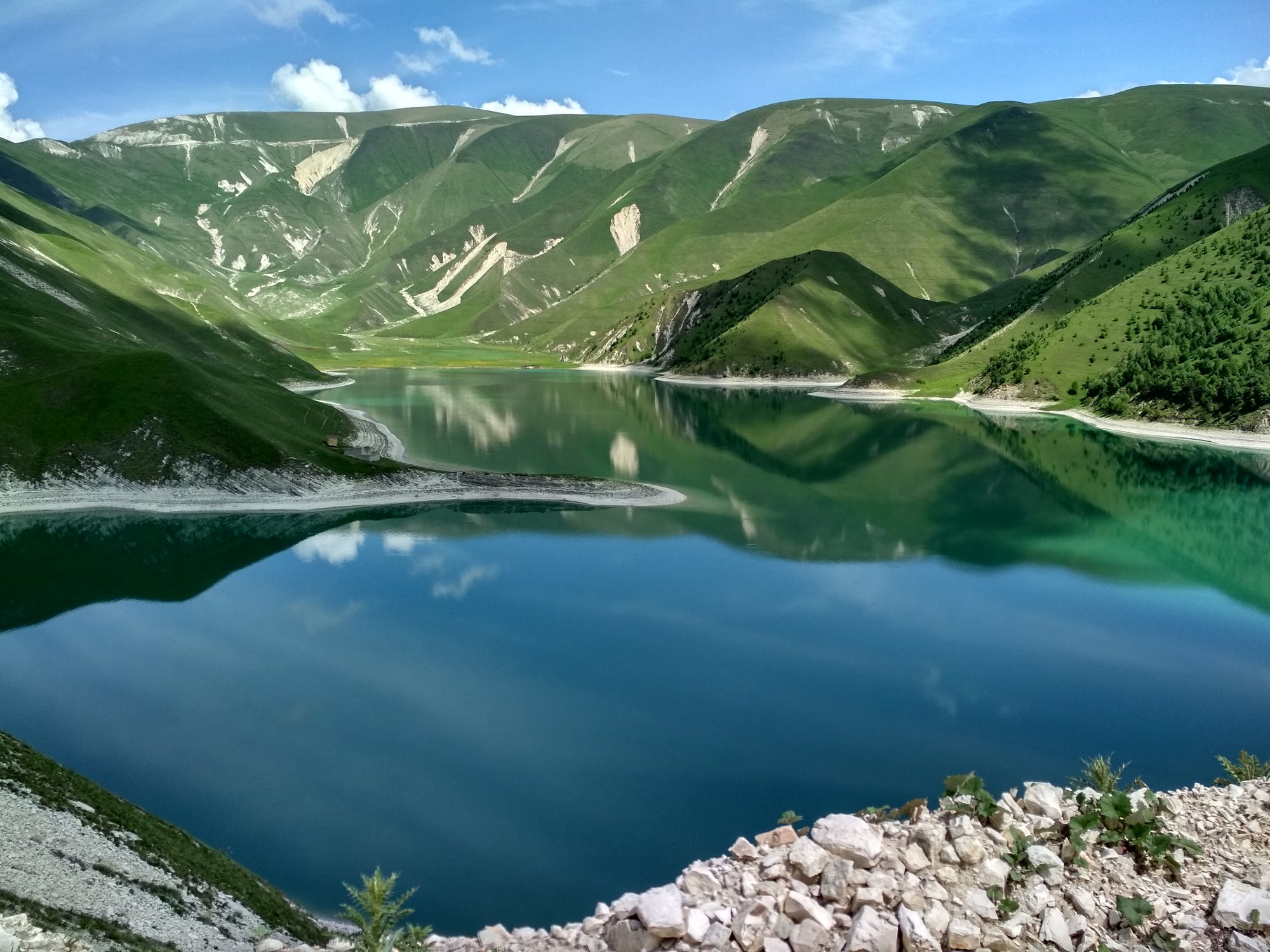 Озера в гребнях. Казеной-ам озеро. Озеро Кезеной-ам Чеченская Республика. Озеро в Чечне Кезеной. Озеро Кезенойам Дагестан.
