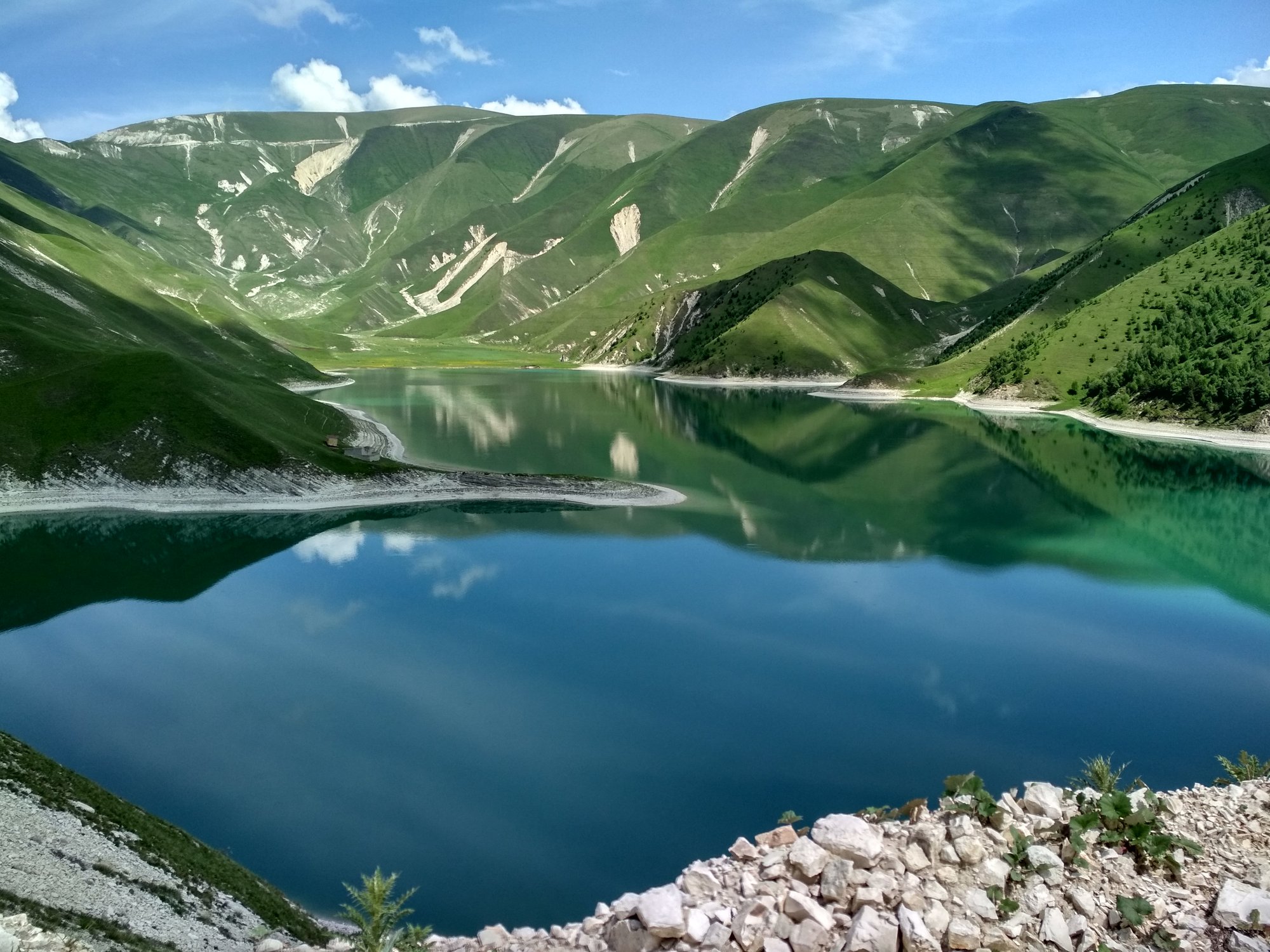 Озеро ело. Озеро Кезеной ам. Озеро в Чечне Кезеной. Чечня озеро Кезеной ам. Высокогорное озеро Казеной-ам.