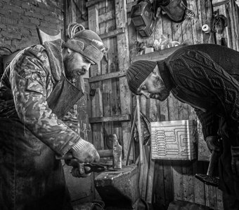 Между молотом и наковальней