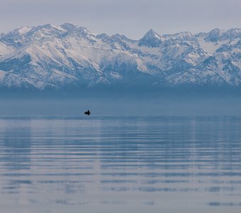 Одинокий рыбак на озере Иссык-Куль