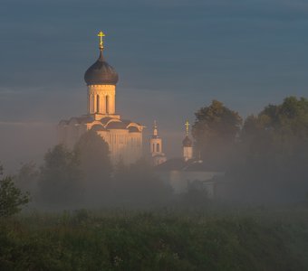 Церковь Покрова на Нерли в утреннем тумане