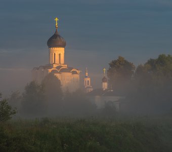 Церковь Покрова на Нерли в утреннем тумане