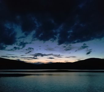 Закат на горном озере.